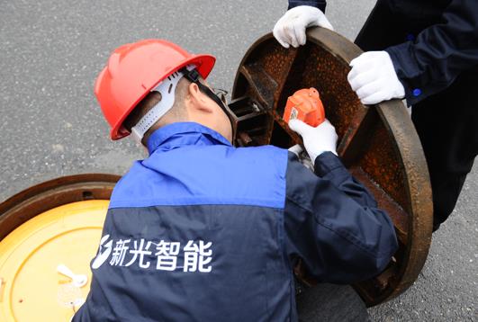 智能井盖监控器是如何进行井盖倾斜报警的？