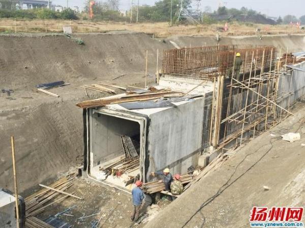 扬州首条综合管廊开挖完成 埋藏于站东路夏桥路路面之下